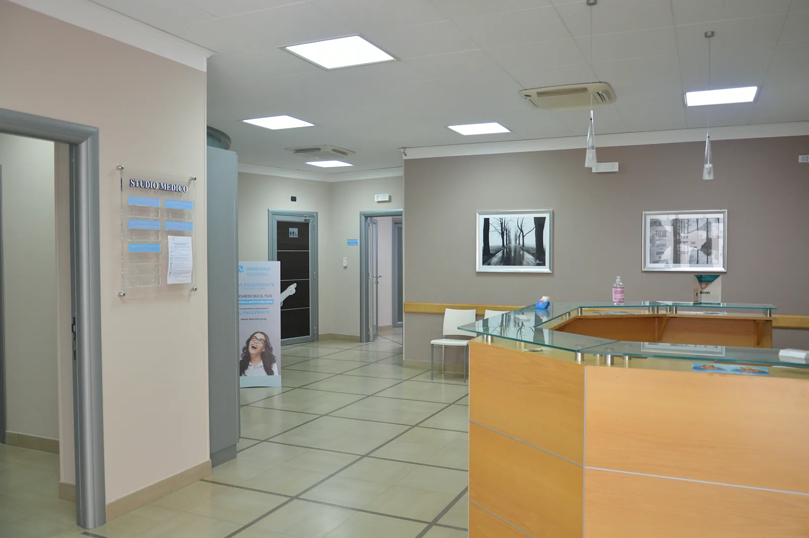 L'accoglienza del Medical Center, con la reception e la sala d'attesa