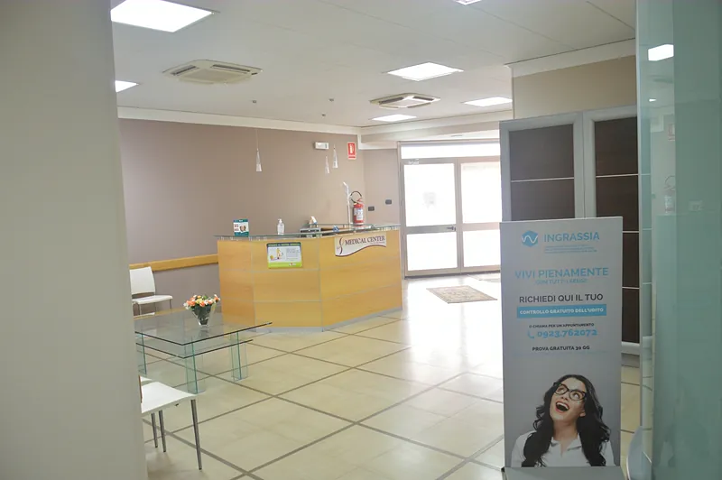 L'ingresso, con il bancone del Medical Center