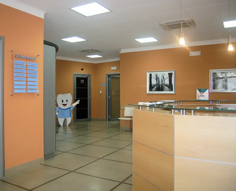 L'ingresso con la reception e la mascotte del dentino